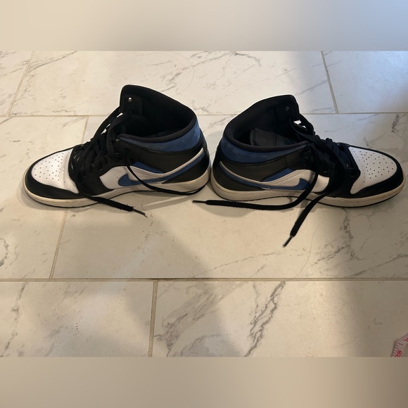 Nike Sneakers - Picture 1 of 3